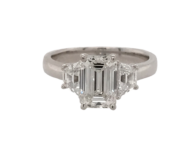 14kt White Gold Ring With 2.16Ct Emerald Cut G Vs2 Lab Grown Center An