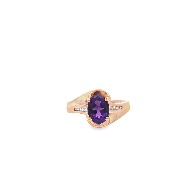 Vintage 14Kt Yellow Gold Ring With An 8X6 Oval Amethyst And Channel Se